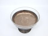 un bol en verre contenant un liquide