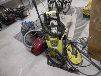 une presse à papier jaune posée par terre dans un garage
