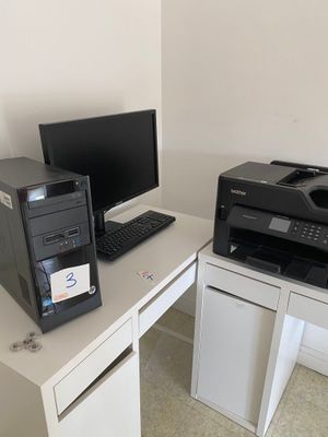 un bureau d'ordinateur sur lequel est posée une imprimante