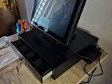 un ordinateur portable posé sur un bureau en bois