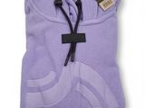 un gros plan sur une serviette violette avec une étiquette