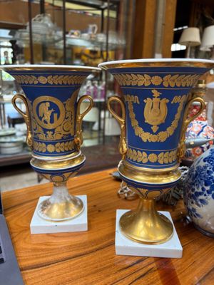 Paris, Paire de vases Médicis en porcelaine polychrome à décor d’angel - Photo 1