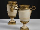 deux vases posés sur une table blanche