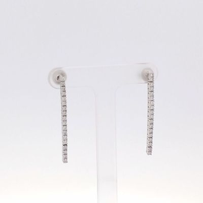 paire de boucles d'oreilles créoles en or blanc serties de diamants