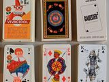 quatre jeux de cartes posés sur une table
