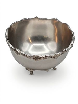 bol plaqué argent sur un socle, sur fond blanc, avec un fond blanc