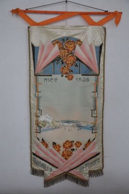 a picture of a wall hanging with a picture on it