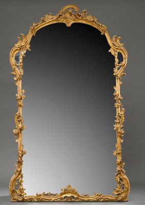un miroir richement sculpté, doté d'un cadre doré