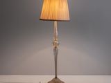 une image représentant une lampe posée sur une table et munie d'un abat-jour