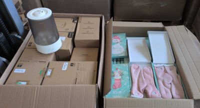 de nombreux cartons contenant des objets, posés par terre