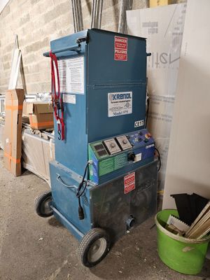 une machine bleue qui se trouve au milieu d'une pièce