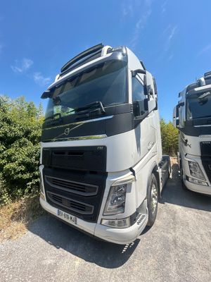 deux camions garés l'un à côté de l'autre sur le bord de la route