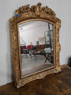 un miroir posé sur une table dans une pièce