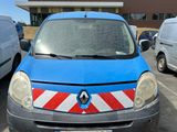une petite camionnette bleue garée sur un parking