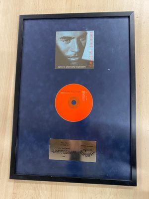un disque orange dans un cadre noir, sur lequel figure l'image d'un homme