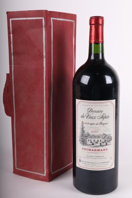 une bouteille de vin posée à côté d'une boîte rouge