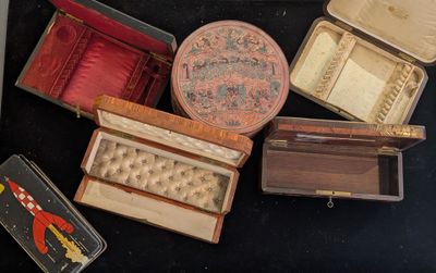 de nombreux types de boîtes différents sur un fond noir