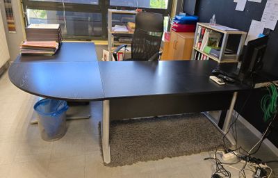 un bureau avec un ordinateur dans le coin d'une pièce