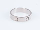 gros plan d'une bague en argent sur une surface blanche