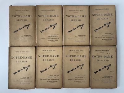 six vieux livres portant des inscriptions, posés sur une table