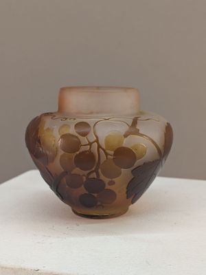 un vase en verre posé sur une table blanche
