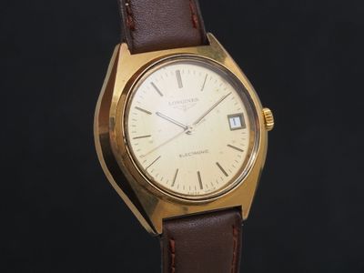 une image d'une montre-bracelet en or avec un bracelet en cuir marron