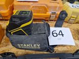 Les outils sont posés sur la table, prêts à être rangés dans le sac.