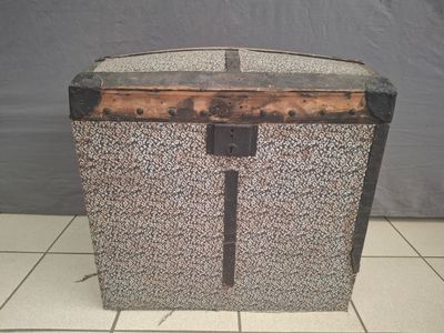 Malle ancienne en bois gainé de tissus fleuris à couvercle b…