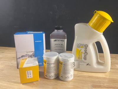 une bouteille de lessive, un bidon de liquide et une boîte de savon