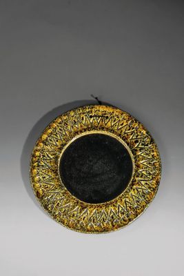 assiette décorative jaune et noire sur fond blanc