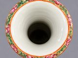 un vase blanc orné d'un motif coloré