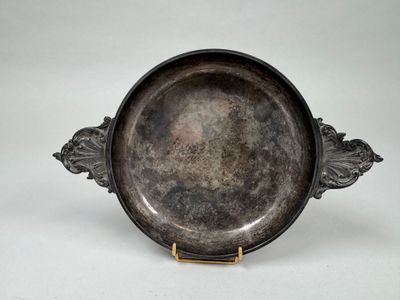 un plateau d'argent antique sur un support sur fond blanc