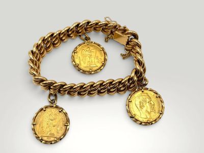 un gros plan d'un bracelet orné de deux pièces d'or