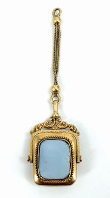 un gros plan d'un collier orné d'une pierre bleue