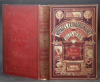 un vieux livre à la couverture rouge posé sur une table