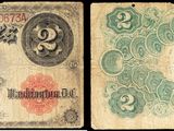 Deux billets de banque américains, l'un ancien et l'autre récent, sont représentés sur un fond noir