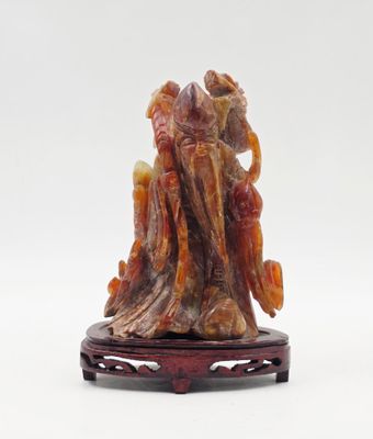 Figurine chinoise en jade sculpté représentant un homme et une femme sur une souche d'arbre