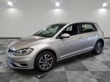 La Volkswagen Golf est garée dans une salle propre dont le sol est recouvert d'un revêtement à carreaux.