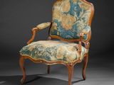 une chaise ancienne recouverte d'un tissu à motifs floraux, recouverte, recouverte, recouverte, recouverte, recouverte, recouverte, recouverte, recouverte, recouverte