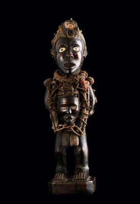 un gros plan sur la statue d'une personne tenant un enfant dans ses bras