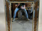 un homme se prenant en photo dans un miroir