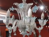 un lustre en verre suspendu au plafond d'une pièce