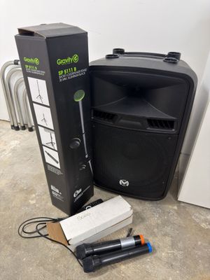 une enceinte posée par terre à côté d'une boîte