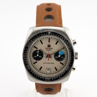 Gros plan sur une montre avec un bracelet en cuir marron
