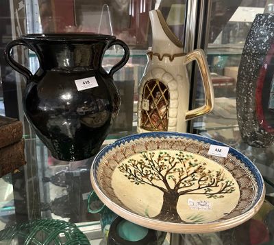 de nombreux vases exposés dans une vitrine