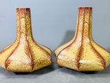 deux vases posés sur une table