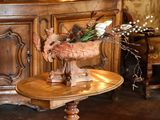 une table en bois sur laquelle se trouve un vase de fleurs