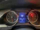 un gros plan sur le tableau de bord d'une voiture avec un compteur de vitesse