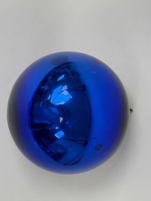 une décoration de Noël bleue accrochée à un mur