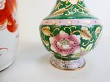 deux vases posés côte à côte sur une surface blanche
